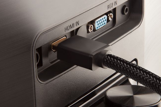 HDMI-кабель подключён к задней панели монитора.