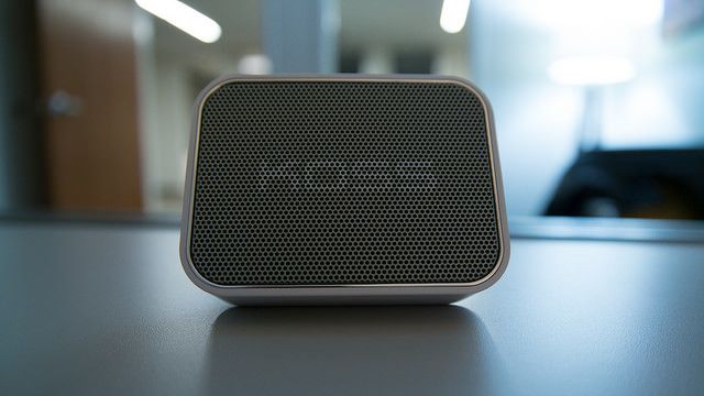 Bluetooth-колонка Koss BTS1 рядом с ноутбуком