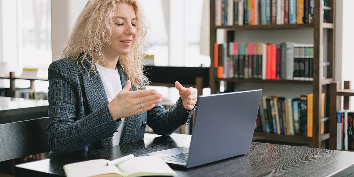 Женщина говорит в ноутбук