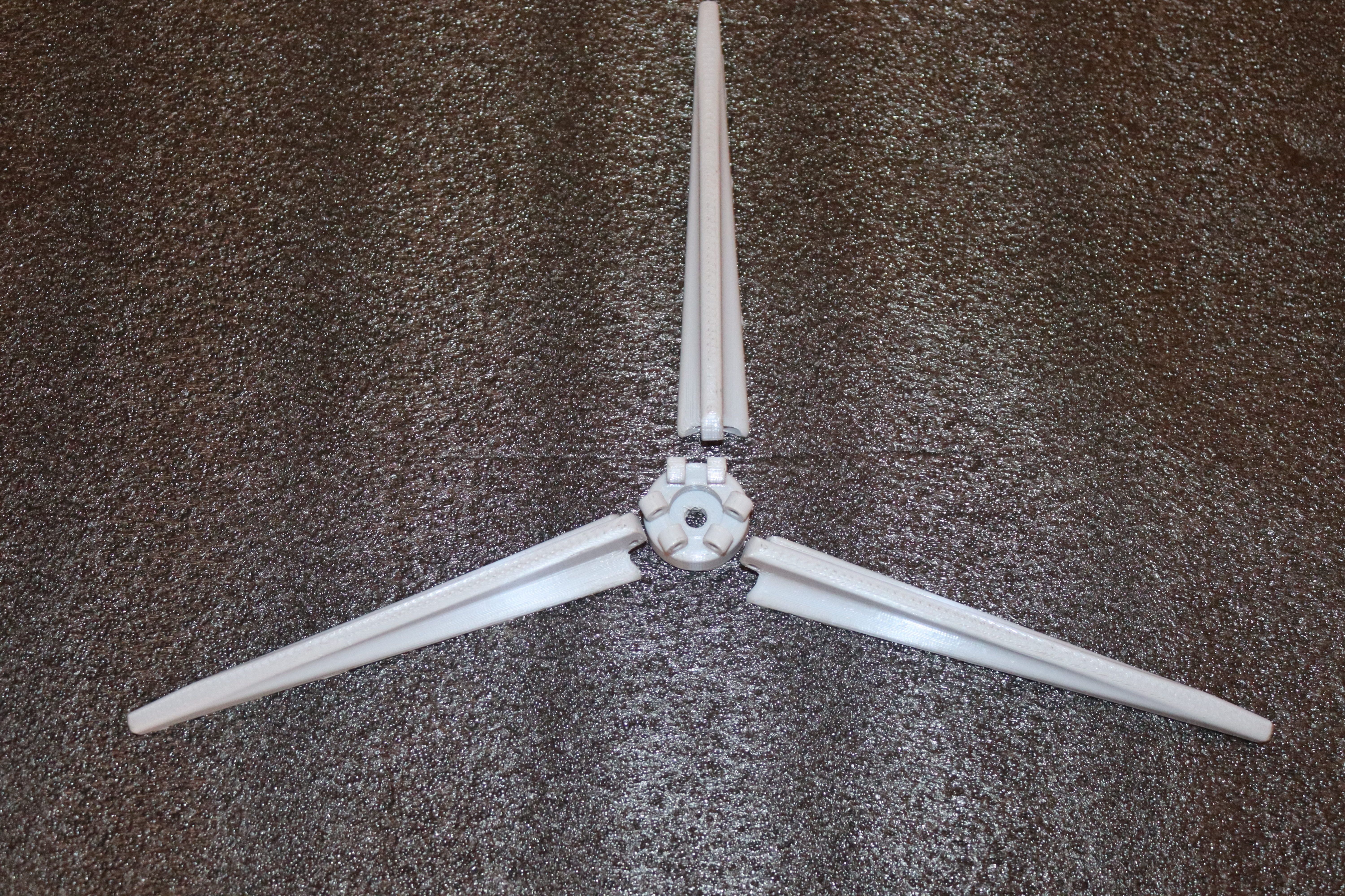 Распечатанные детали мини-штатива — ножки и центральная ступица