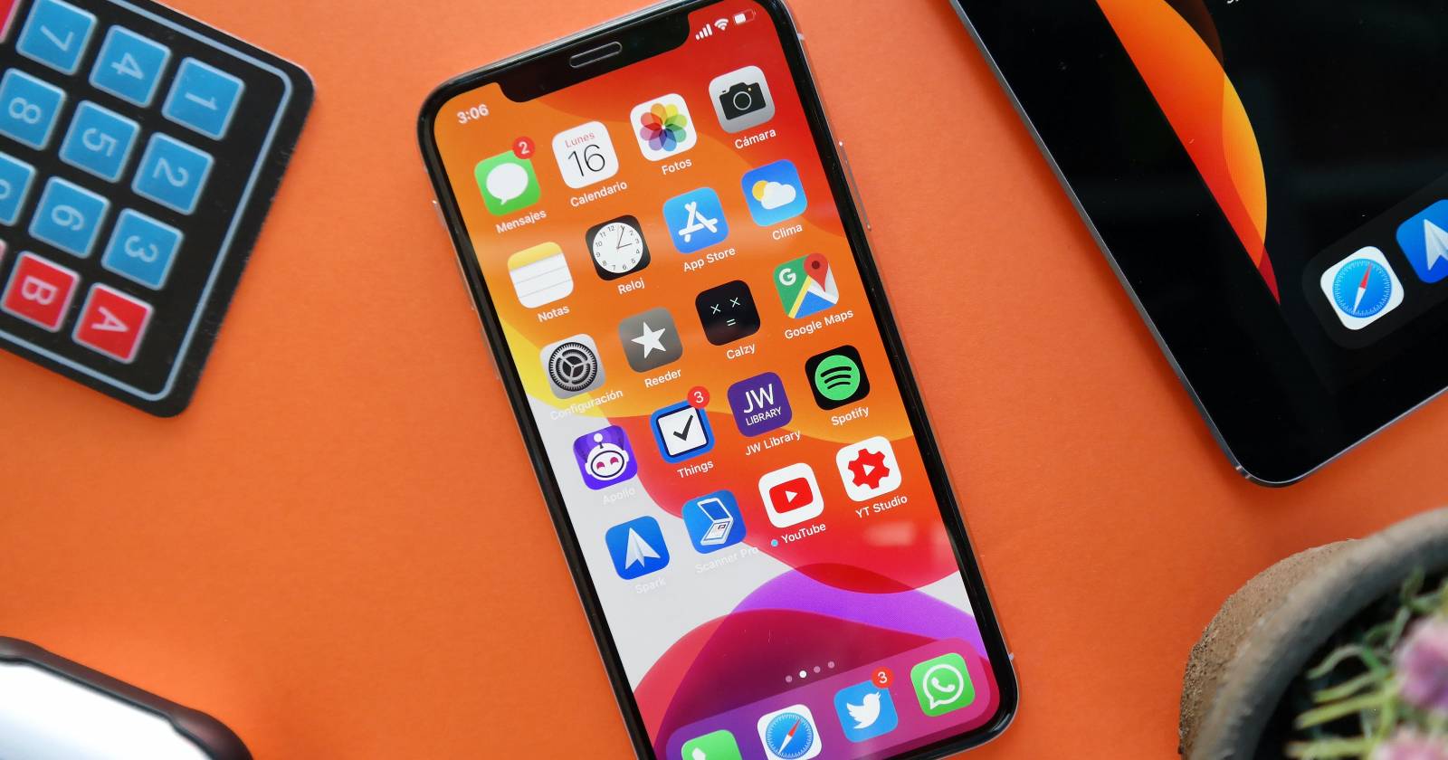 iPhone на оранжевом фоне