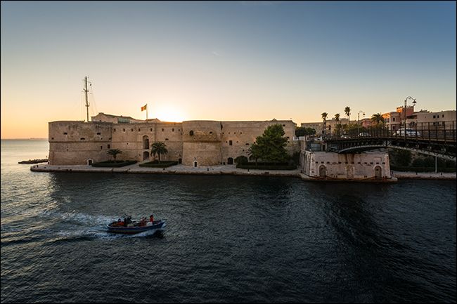 Лодка на реке уравновешивает замок