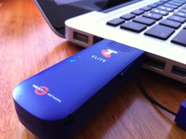 Dongle и подключённые периферийные устройства рядом с MacBook