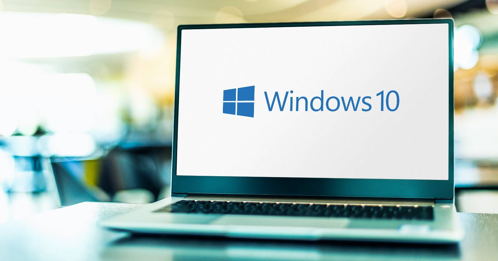 Логотип Windows 10 на синем фоне