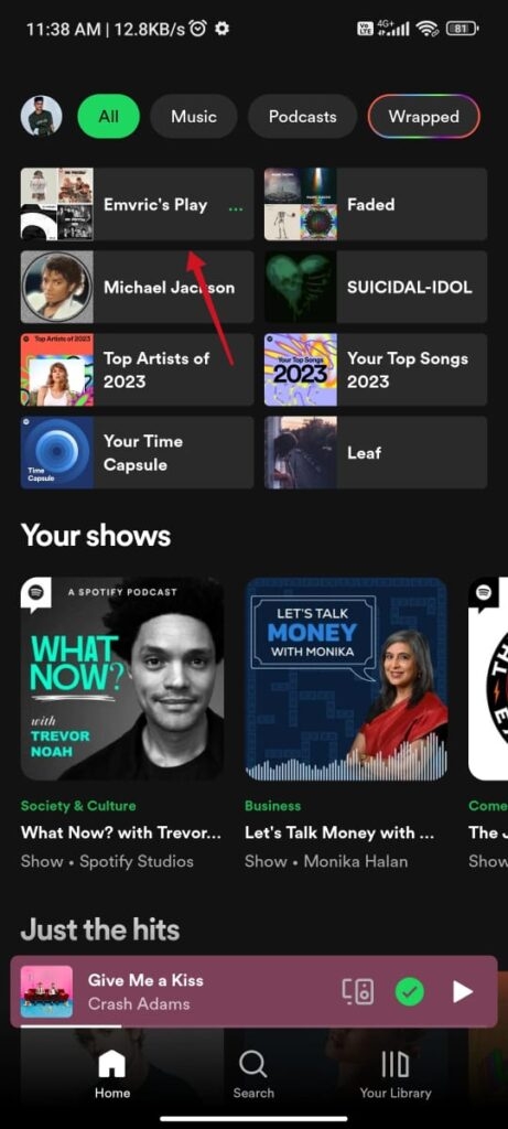 Изображение: экран плейлиста Spotify с выделенным значком перемешивания