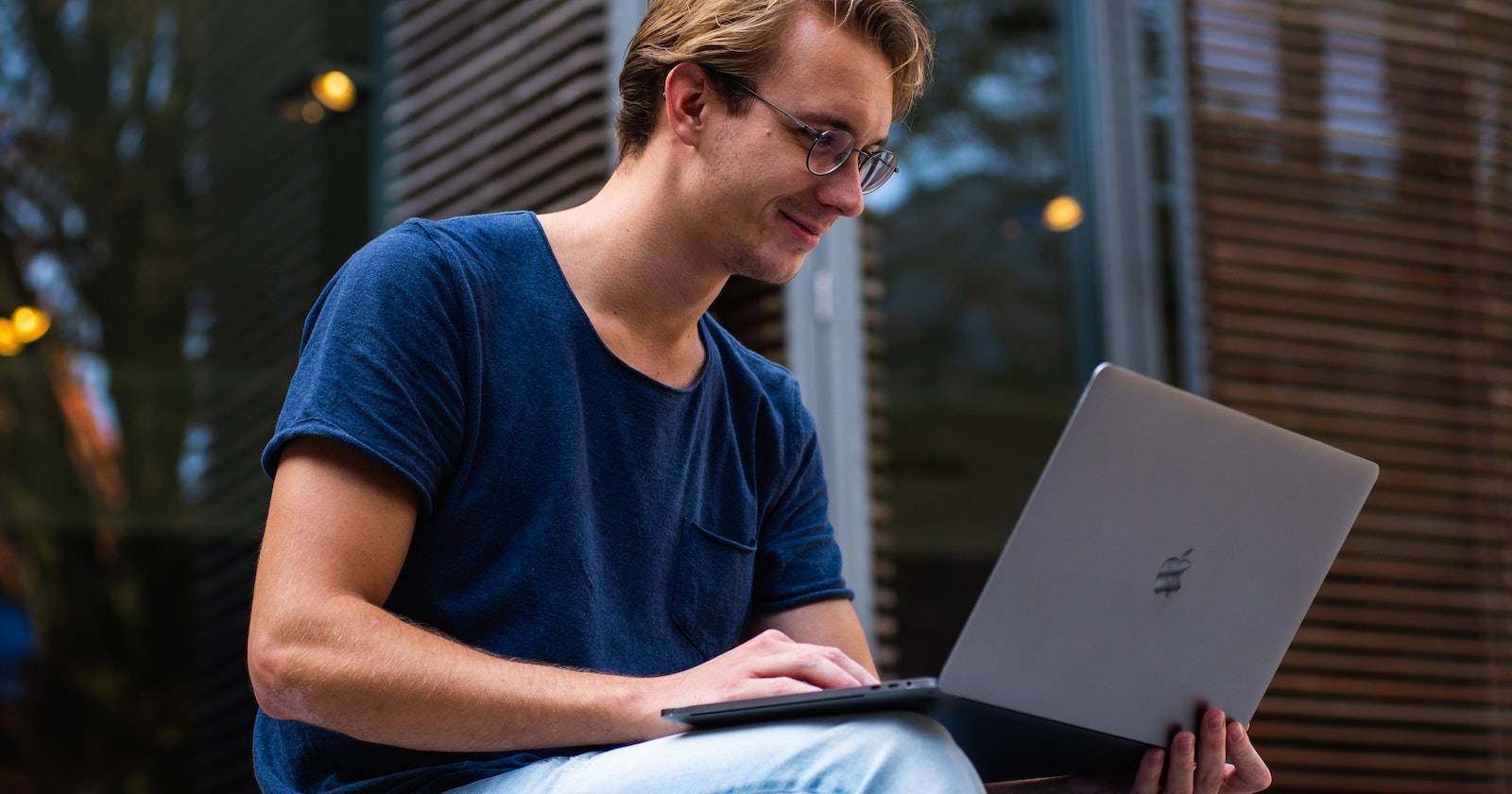 Человек использует MacBook на открыом воздухе