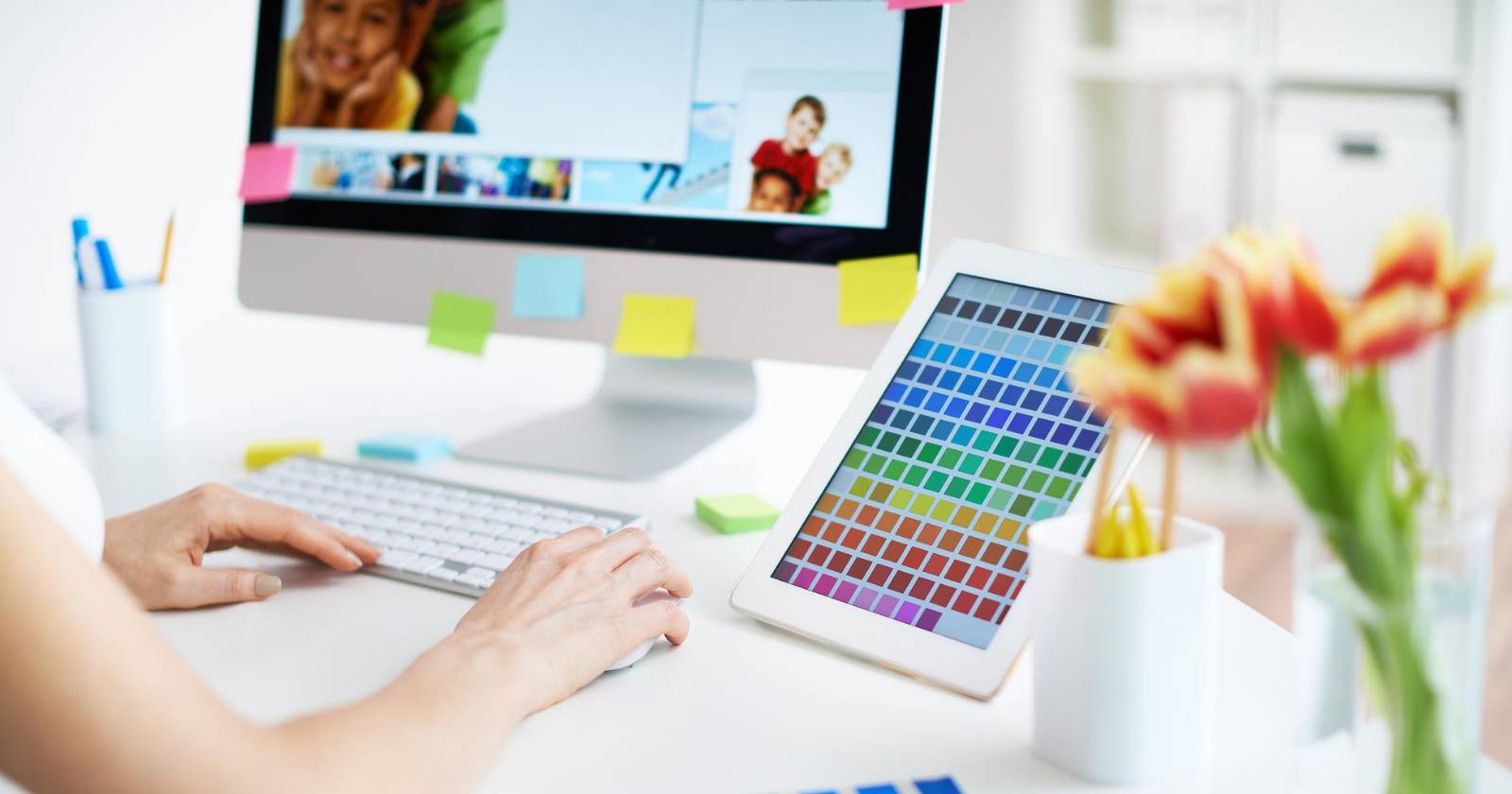 Дизайнер работает над креативной графикой и шаблонами