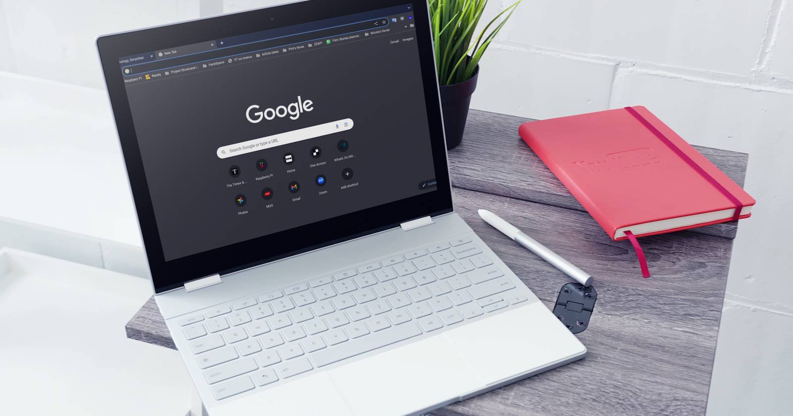 Chromebook с открытым браузером Chrome в тёмной теме