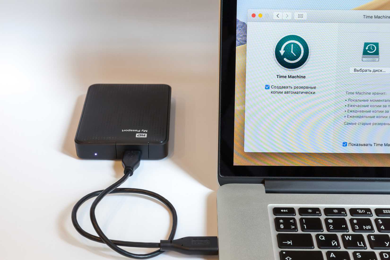 Внешний диск, подключённый к MacBook Pro