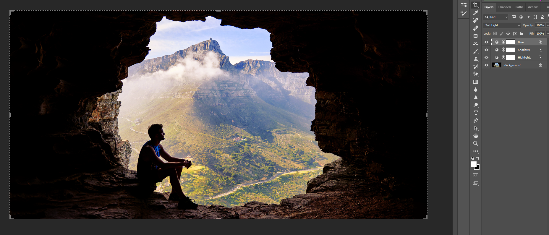 Пейзаж после коррекции с тёплым светом снаружи и холодными синими тенями внутри