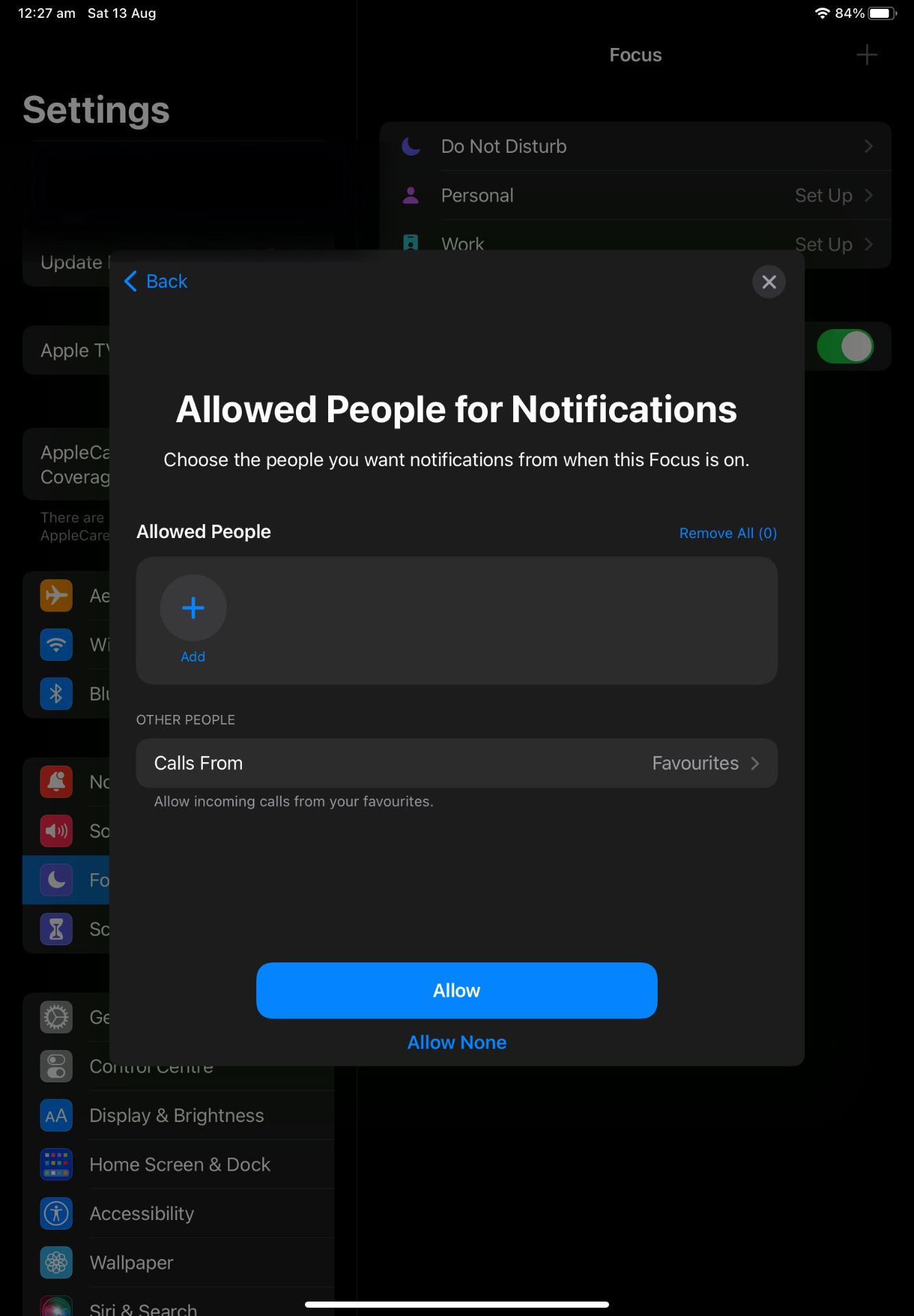 Экран добавления людей, разрешённых в режиме Фокус на iPad