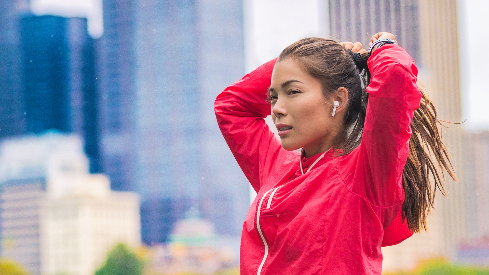 Бегунок в наушниках на улице