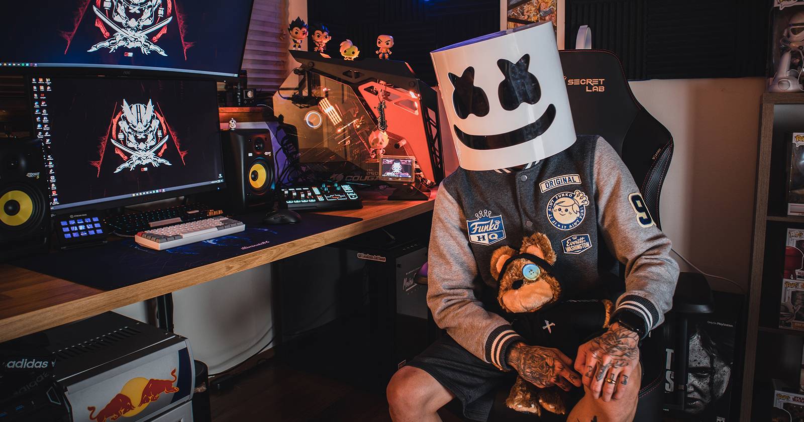 Анонимный стример Twitch в маске и гарнитуре