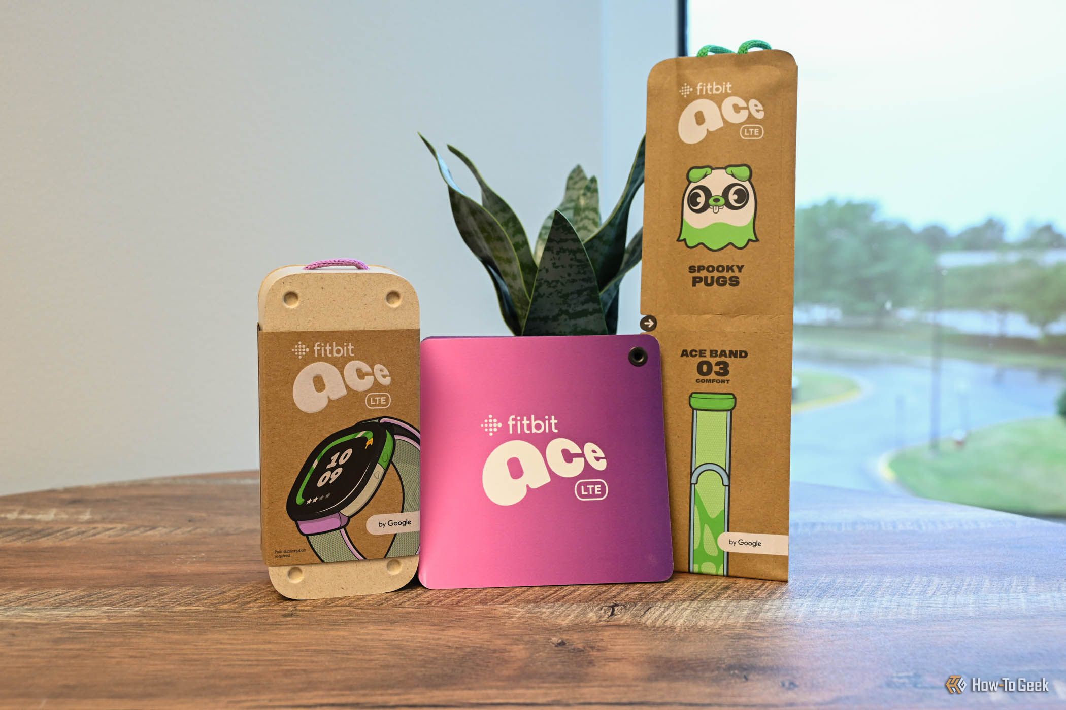 Упаковка Fitbit Ace LTE