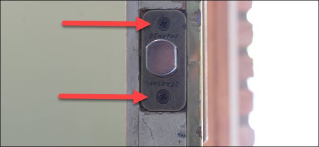 Пустая ниша замка после удаления ригеля.