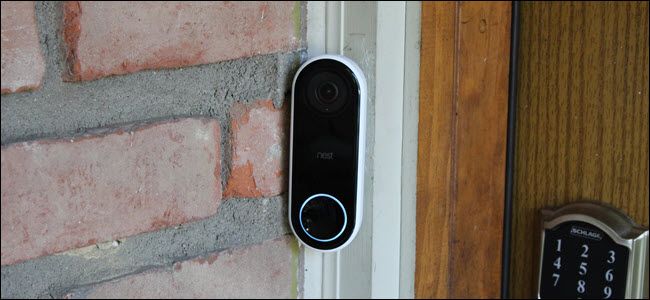 Рабочий видеозвонок Nest Hello с подсвеченной кнопкой и активной камерой.