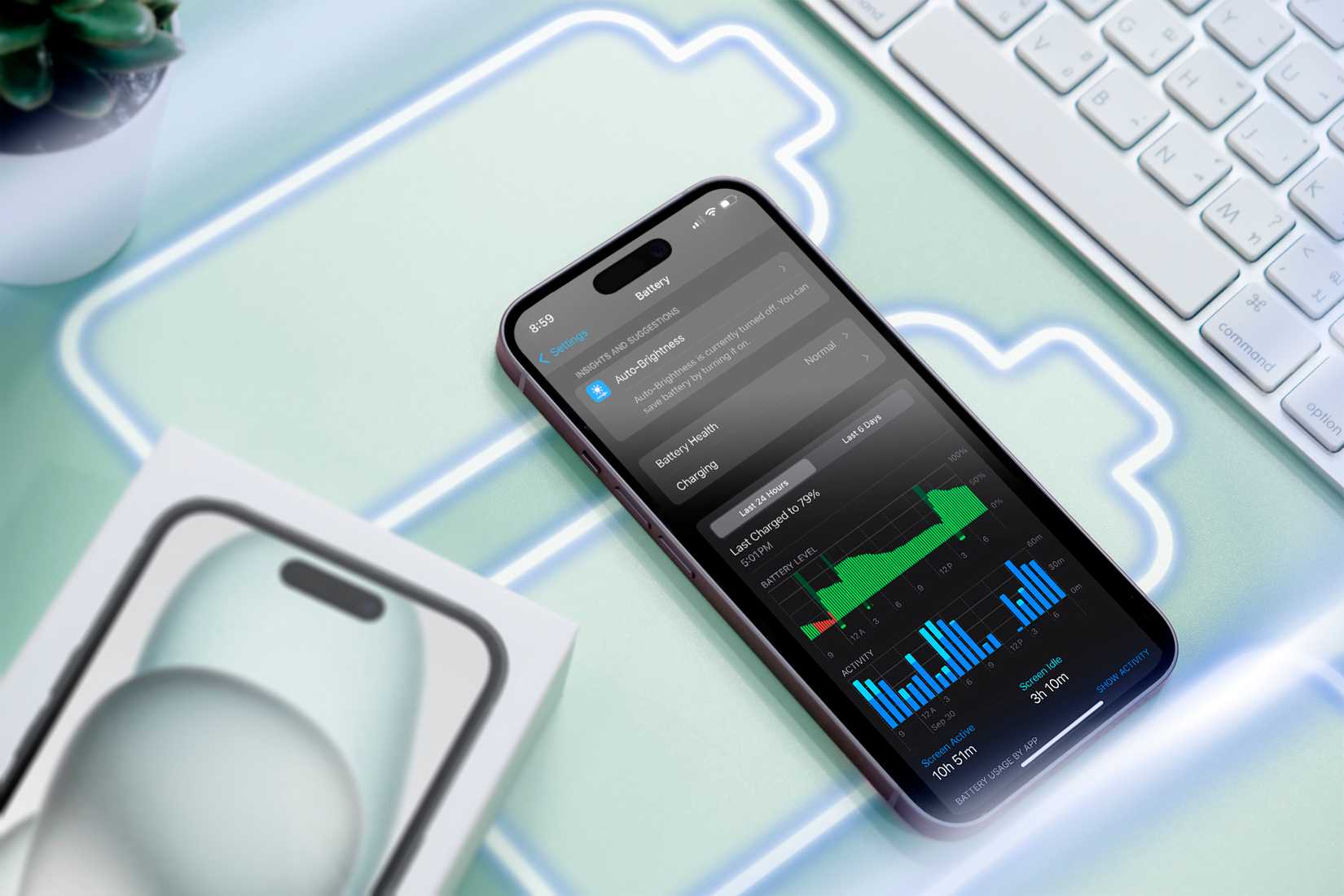 iPhone на поверхности с иконками батареи и экраном, показывающим расход батареи.