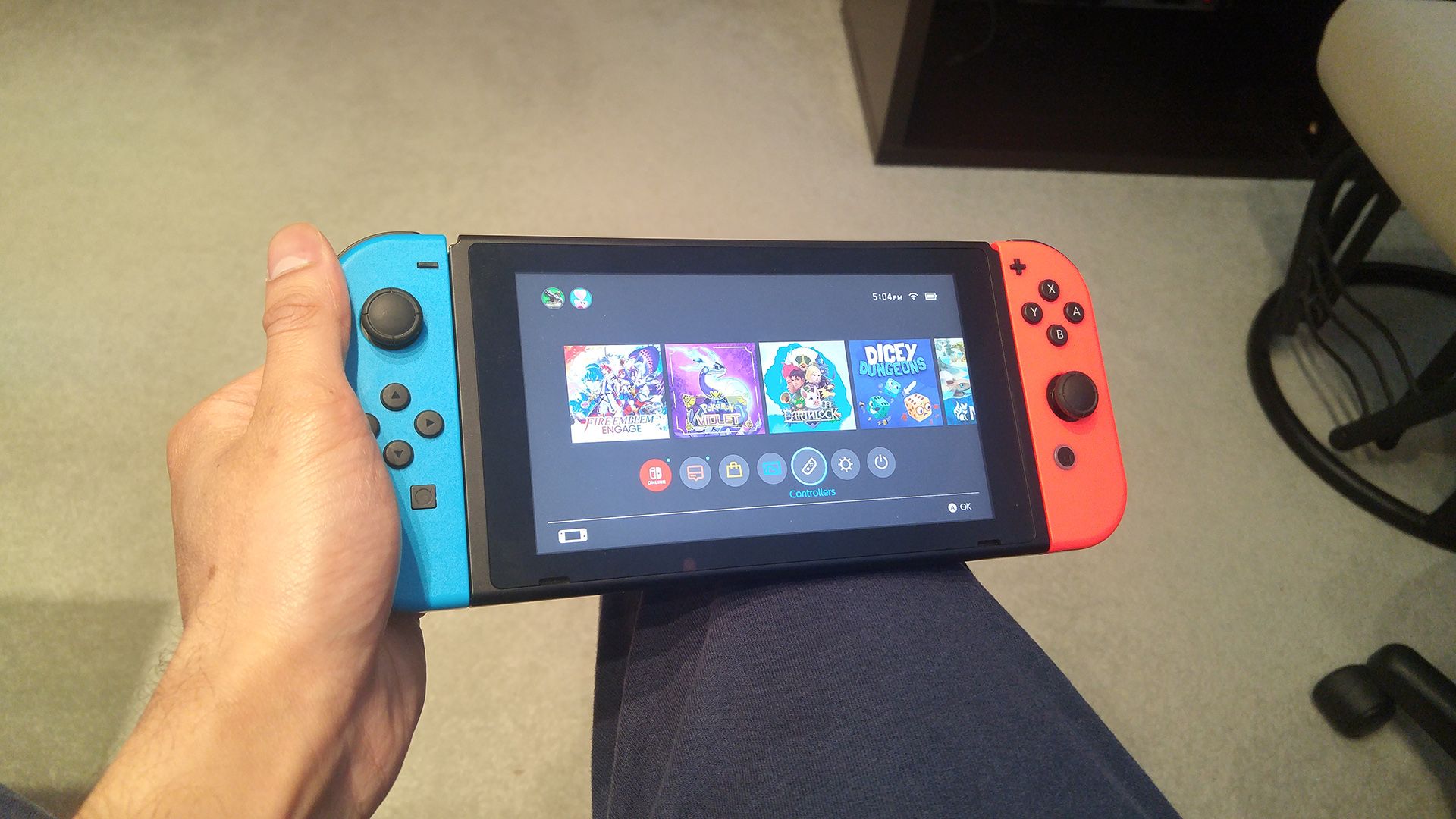 Nintendo Switch с двумя прикреплёнными Joy‑Con.