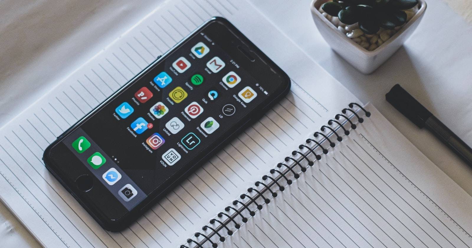 Разблокированный чёрный iPhone на белом блокноте