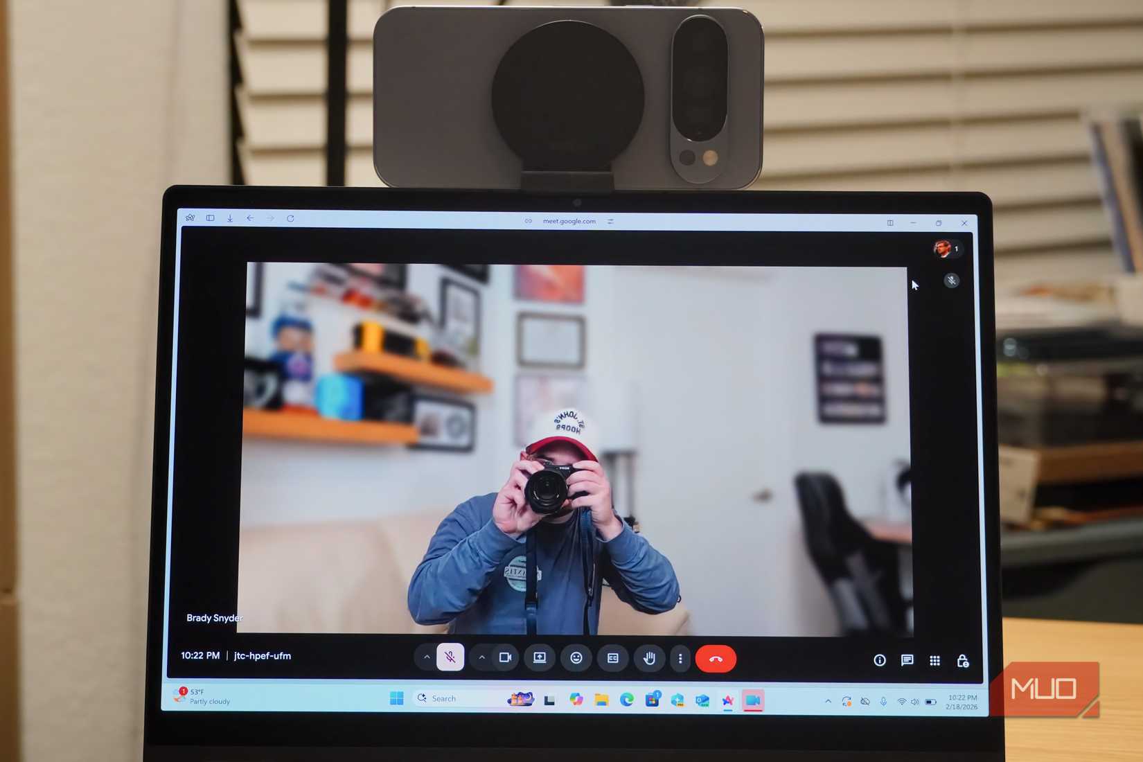 Connected Camera в Google Meet на Google Pixel 10 Pro.