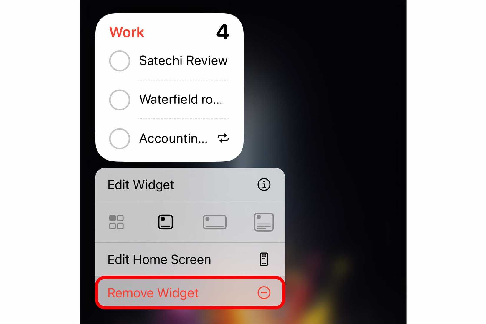 Widget Promemoria su iPhone con il menu contestuale aperto e l'opzione Rimuovi widget annotata.