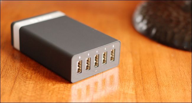 Зарядный блок ZILU с прикреплёнными липучками на тумбочке