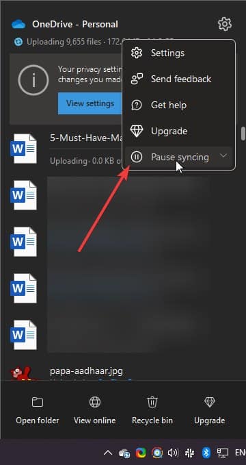 Menu OneDrive montrant l'option Pause la synchronisation