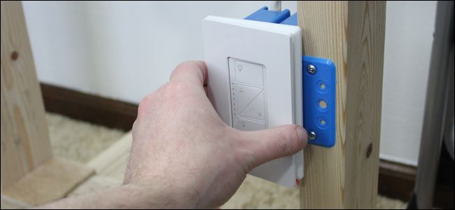 Диммер Caseta с установленной декоративной панелью на стене ванной