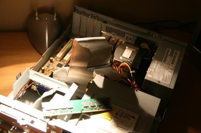 Неисправный компьютер без питания, изображение сломанного ПК на столе