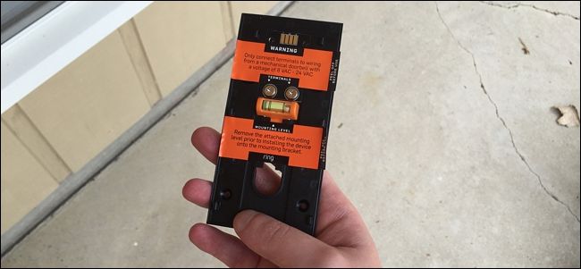 Снятие защитных оранжевых наклеек с монтажной пластины