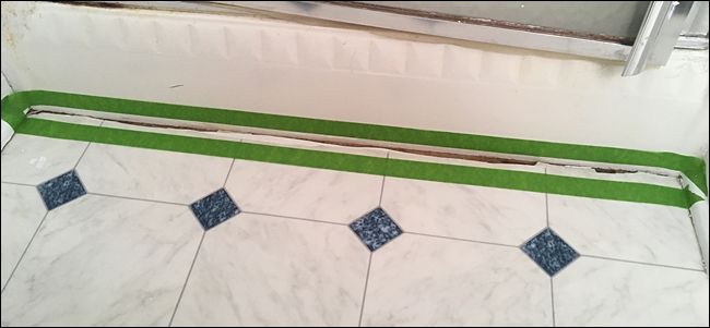 Разметка малярной лентой по краям шва