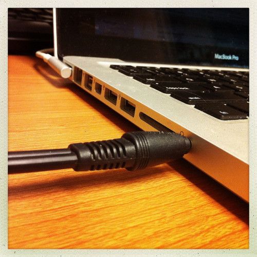 Разъёмы и провода динамиков ноутбука, вид сверху