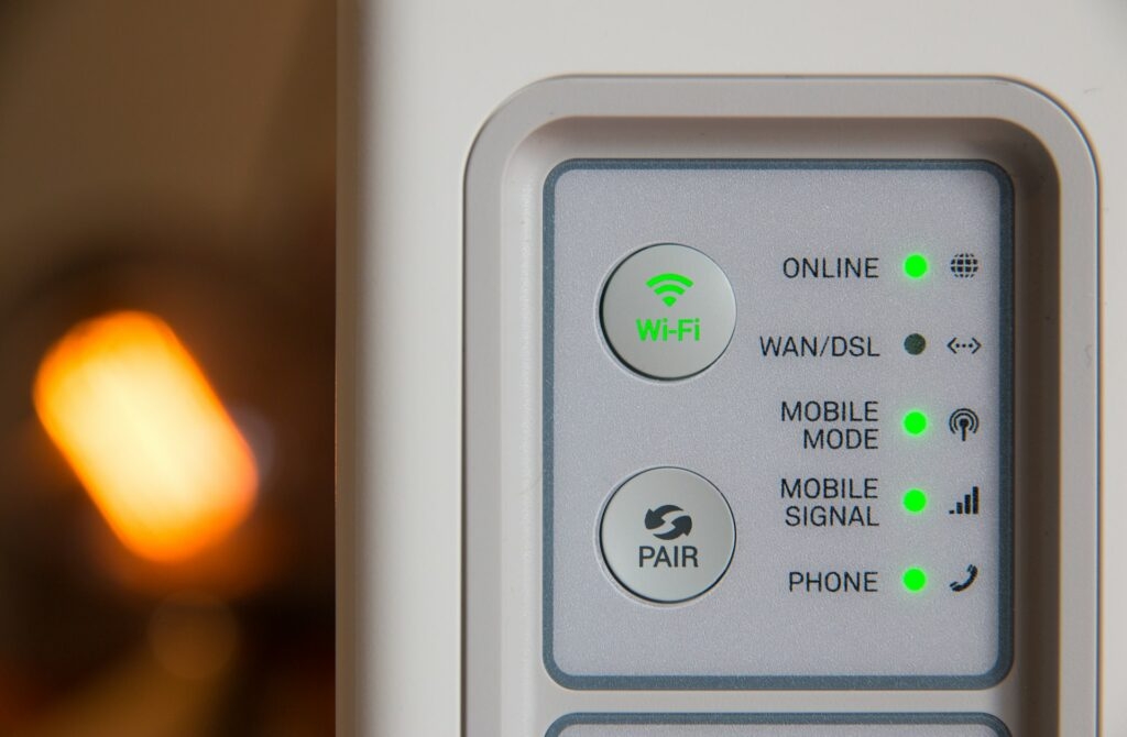 Router Wi‑Fi colocado en estantería central del salón