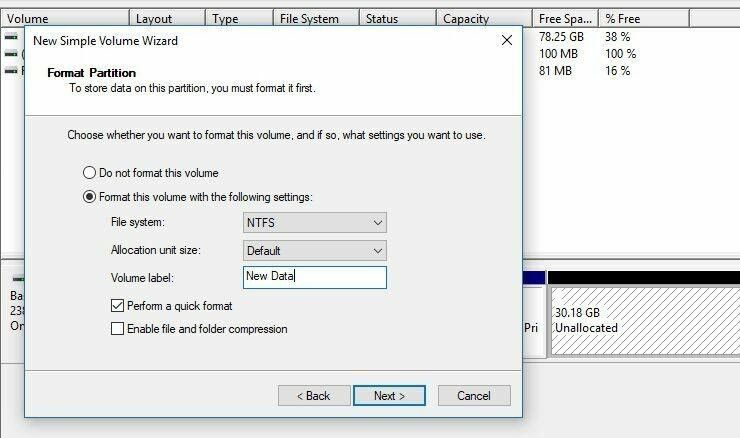 Скриншот: мастер создания простого тома с выбором файловой системы NTFS или exFAT.