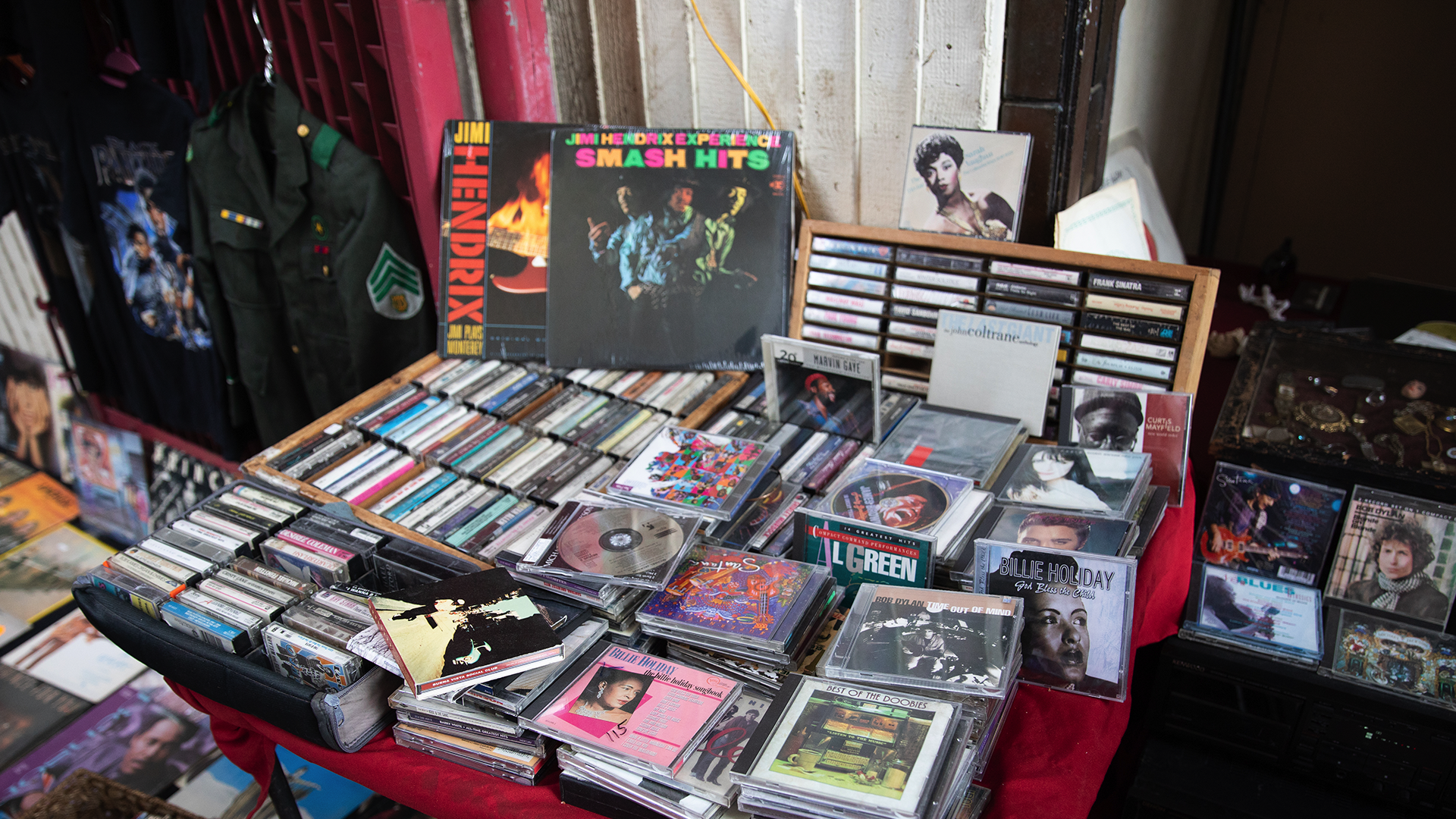 Открытый рынок в Лос-Анджелесе с винилом и CD