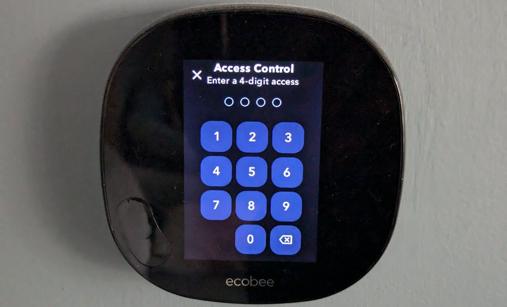 Экран ввода PIN‑кода на термостате Ecobee.