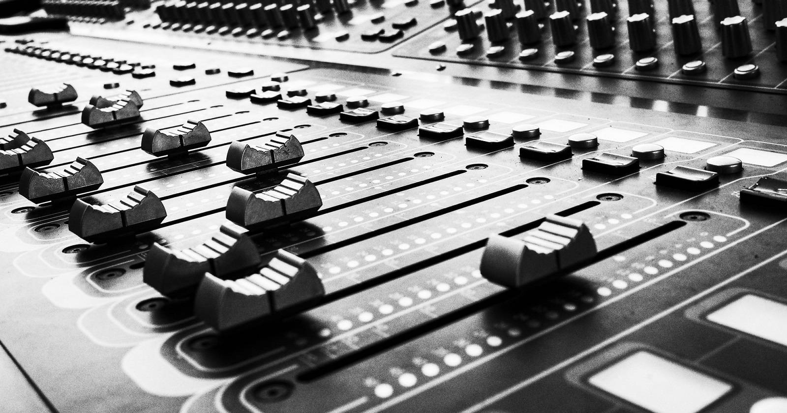 Монохромный аудиомикшер с регуляторами