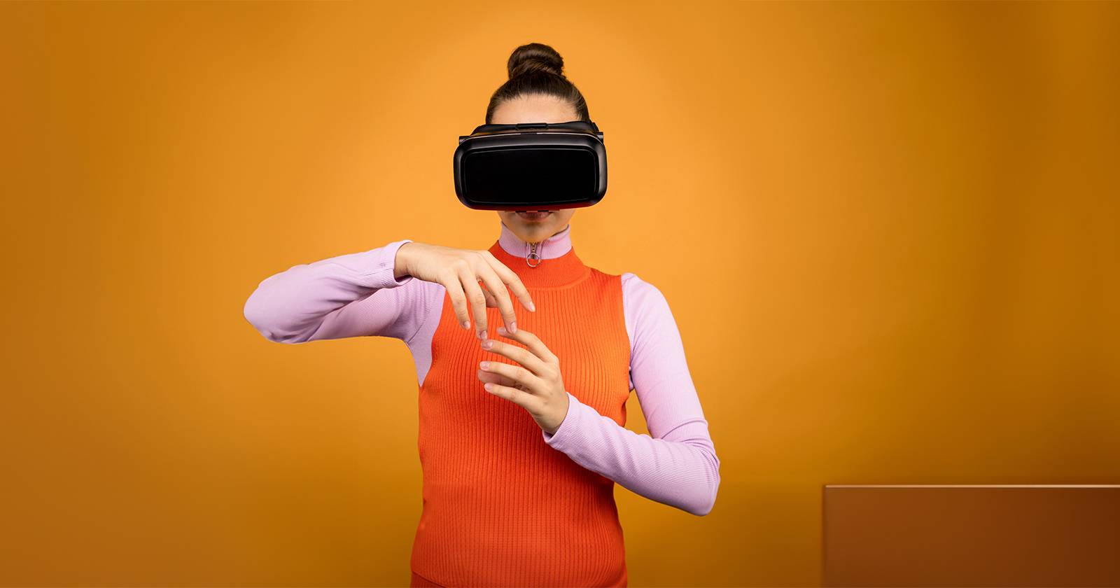 Женщина в VR-очки смотрит в сторону, портретный кадр