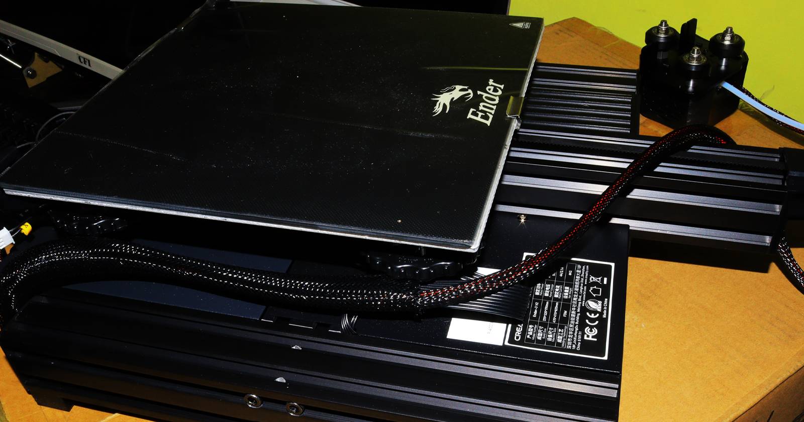 Собранный Ender 3 V2, размещённый на коробке