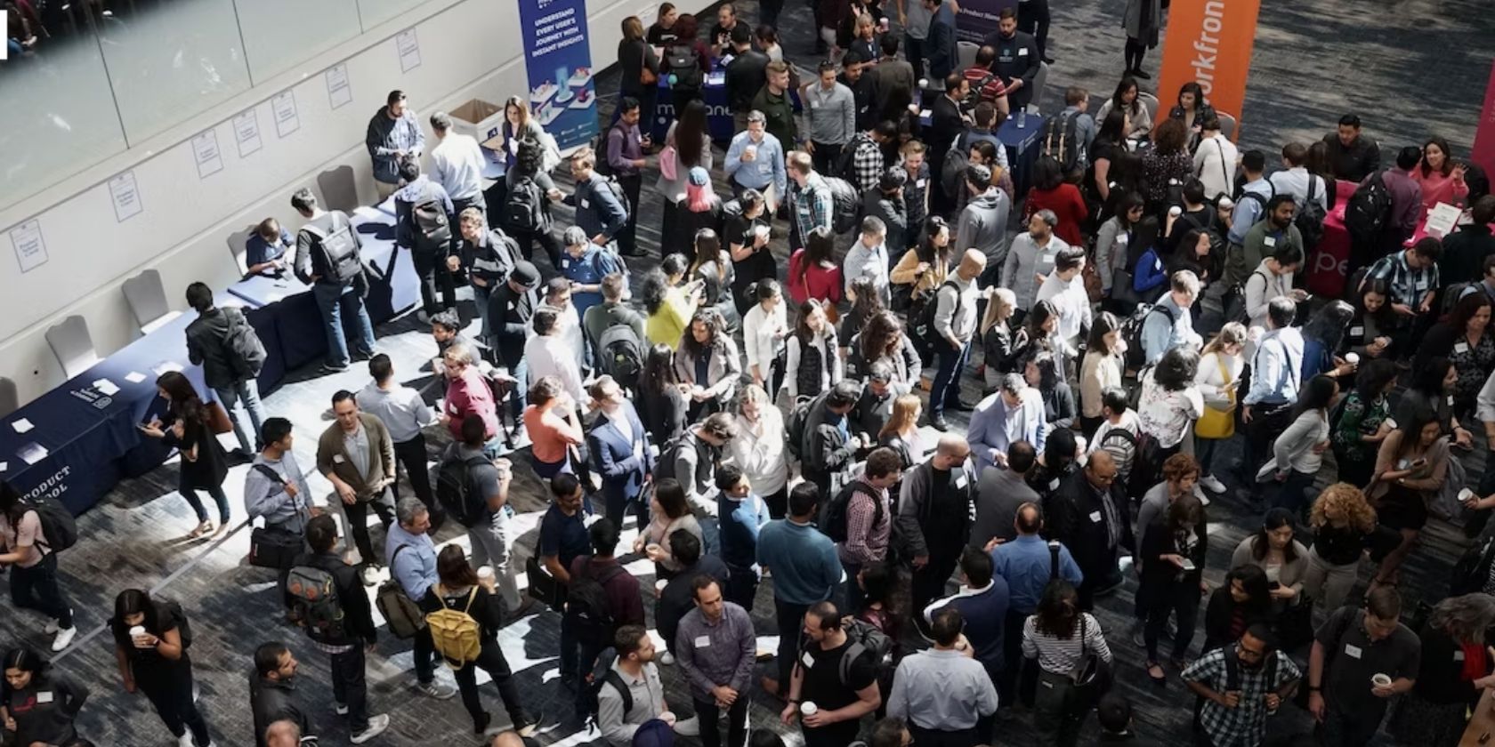 большая толпа людей на нетворкинге