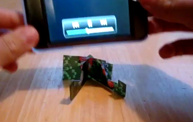 Три пластиковые полосы, собранные в подставку для смартфона