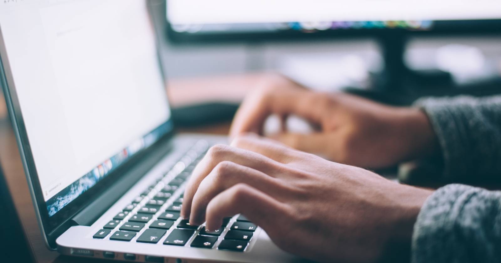 Руки печатают на клавиатуре в холодной комнате