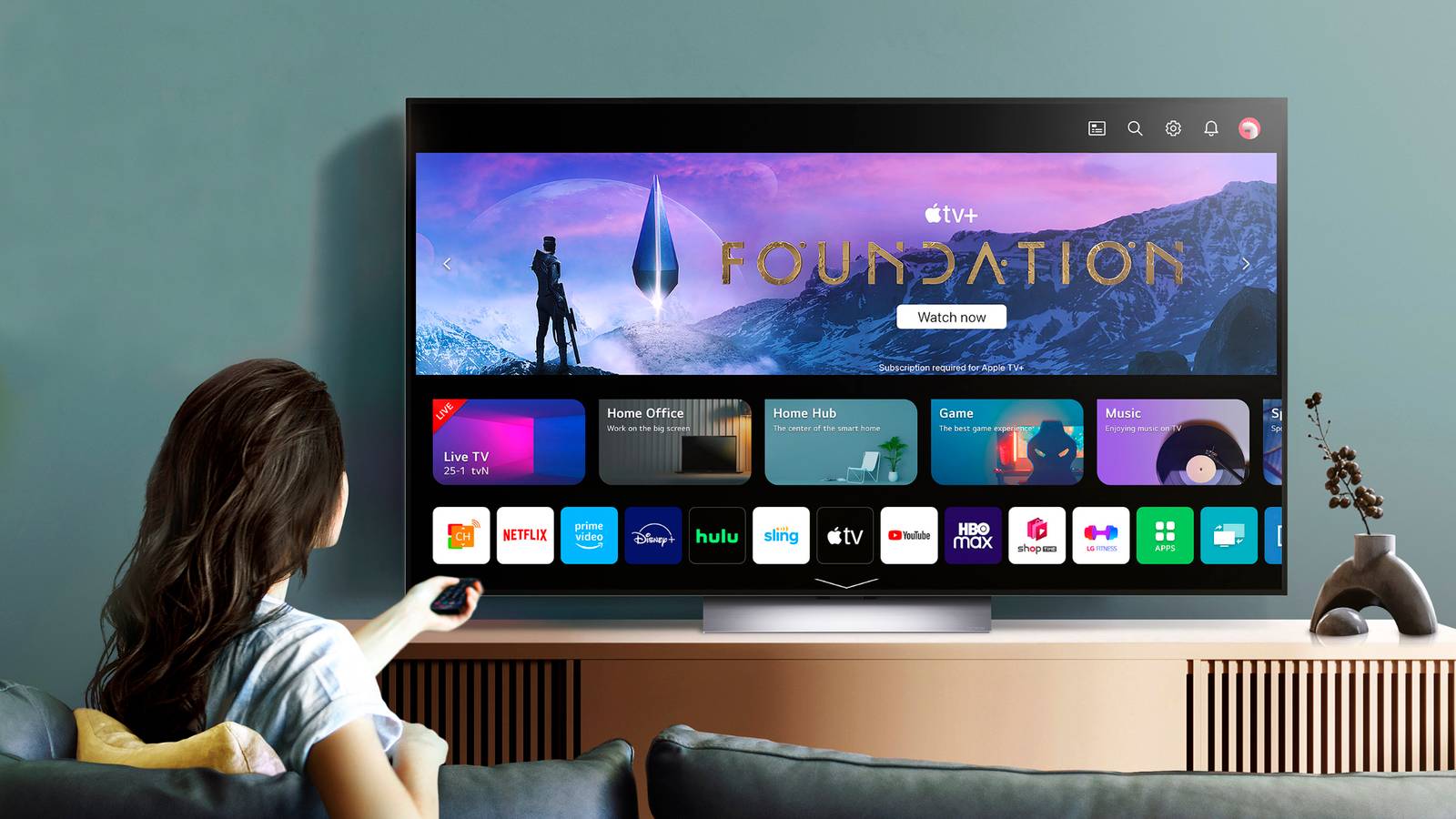 Телевизор LG Smart TV с интерфейсом webOS на экране