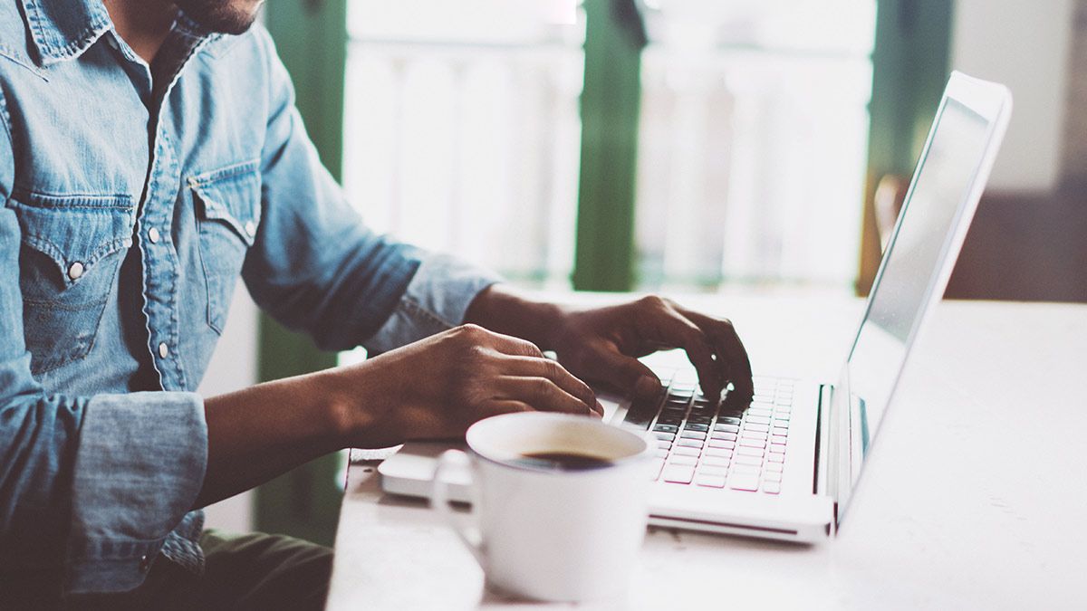 Пользователь работает на ноутбуке в кухне рядом с роутером