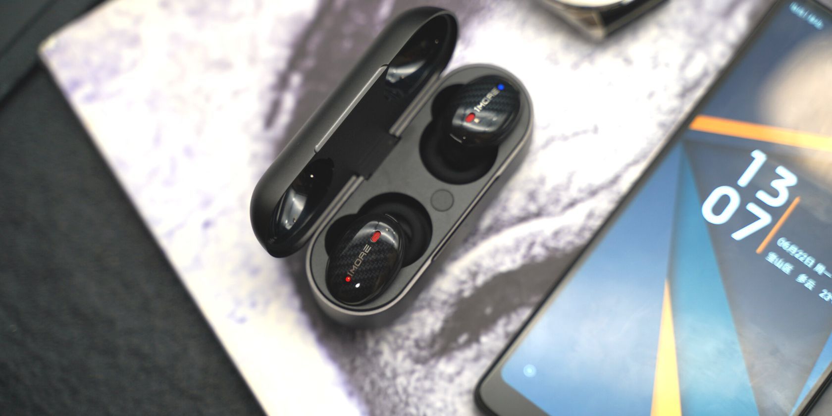 беспроводные наушники рядом со смартфоном