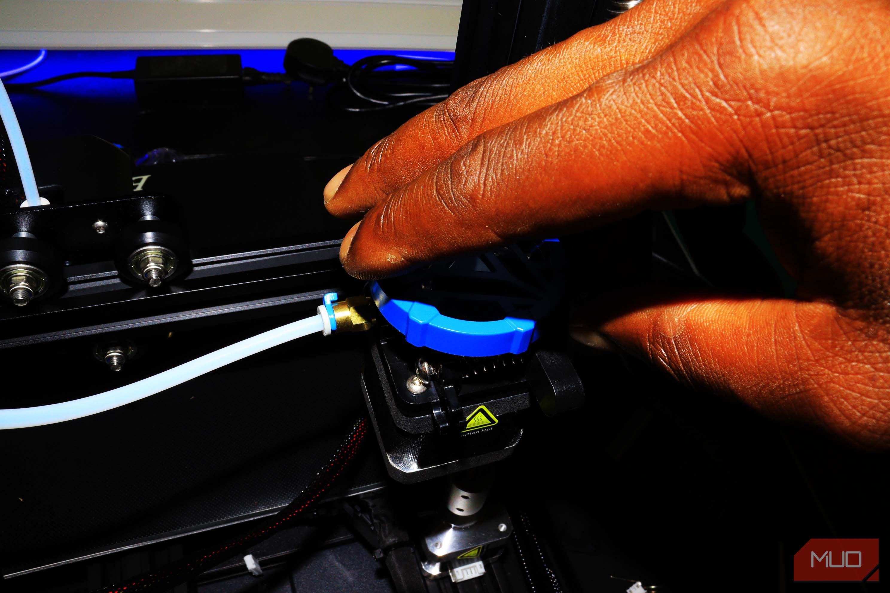 Inserting the rotary knob on top of the extruder