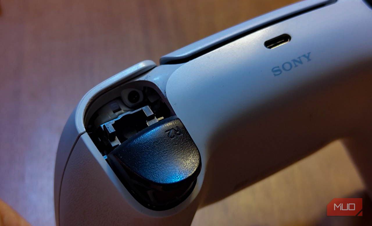 Контроллер PS5 с кнопкой, снятой