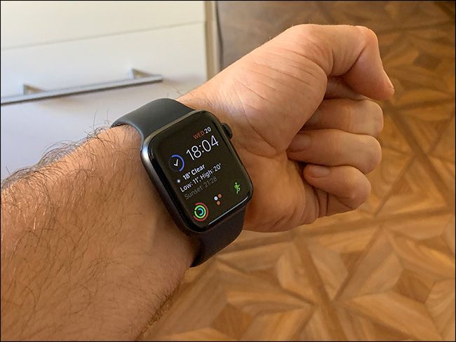 Apple Watch надет лицевой стороной вниз на запястье