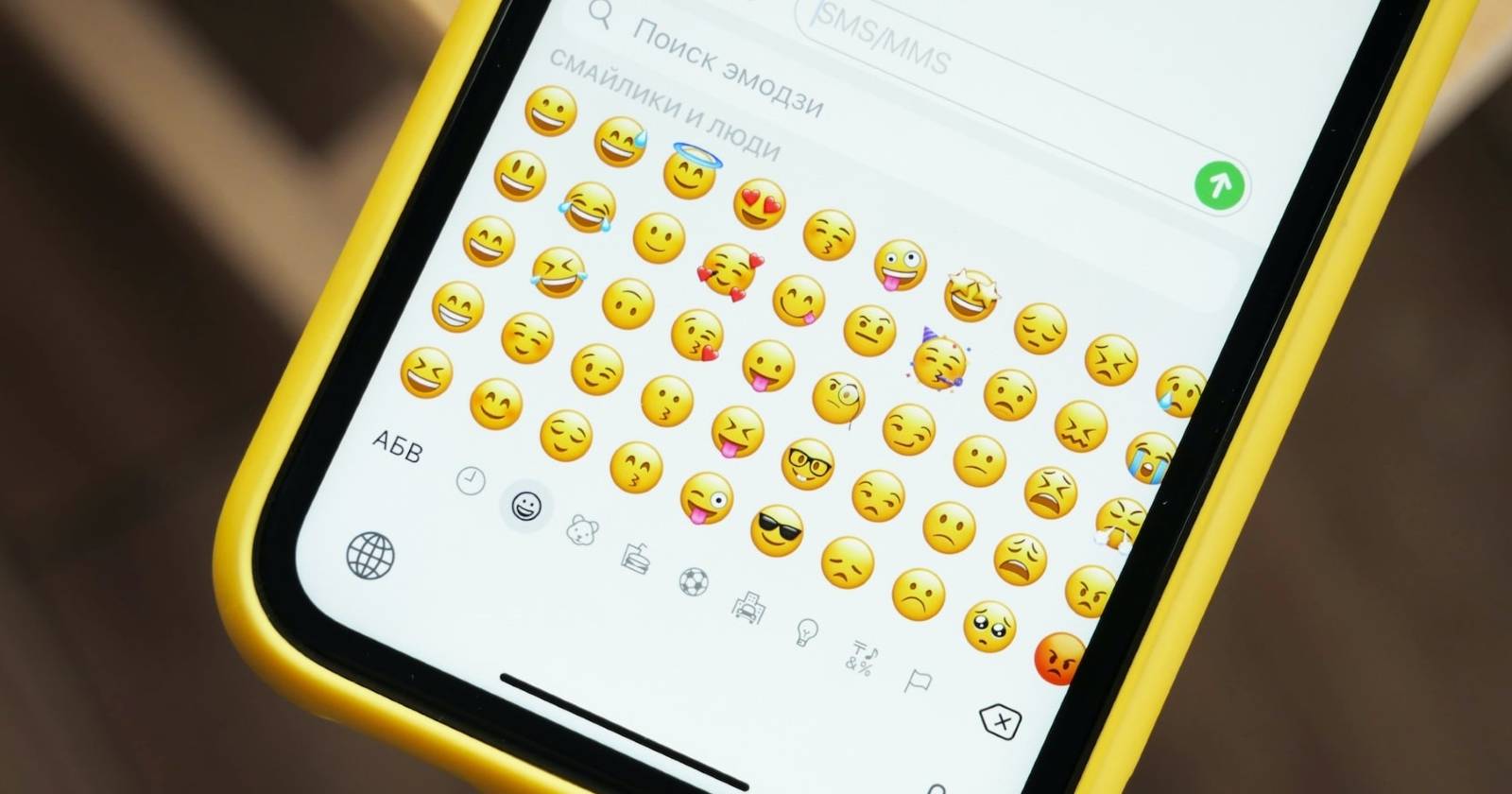 Эмодзи на клавиатуре мобильного телефона