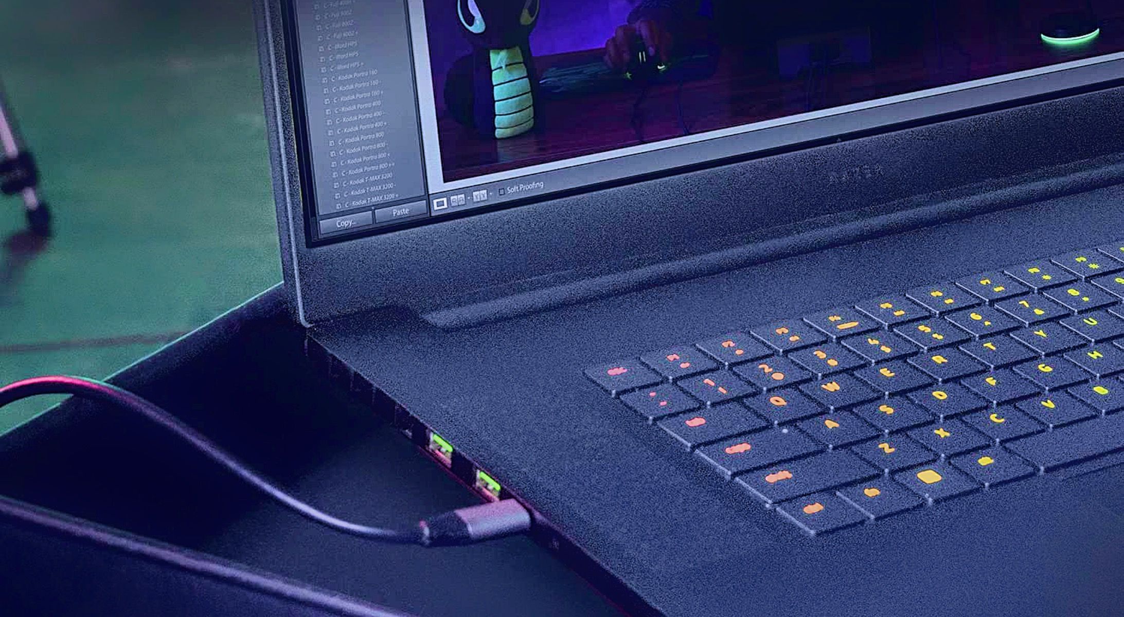 Боковая часть ноутбука с портом Thunderbolt и надписью